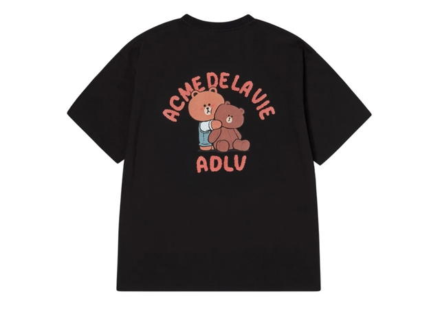 acmé de la vie acmé de la vie Oversize Bear Doll Hug Brown Line Friends Short Sleeve T-Shirt Black - view 2