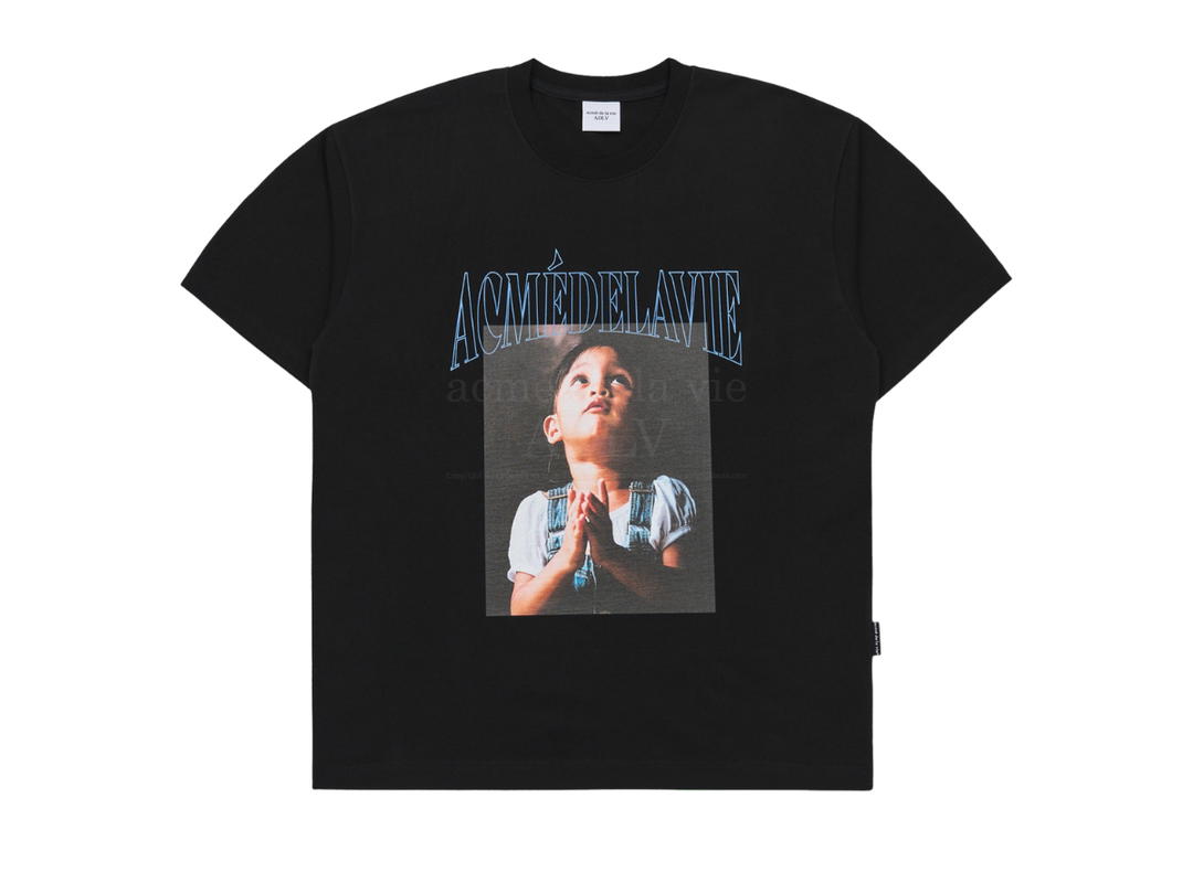 acmé de la vie acmé de la vie x Lisa Dtp Pray Girl Baby Face Short Sleeve T-shirt Black