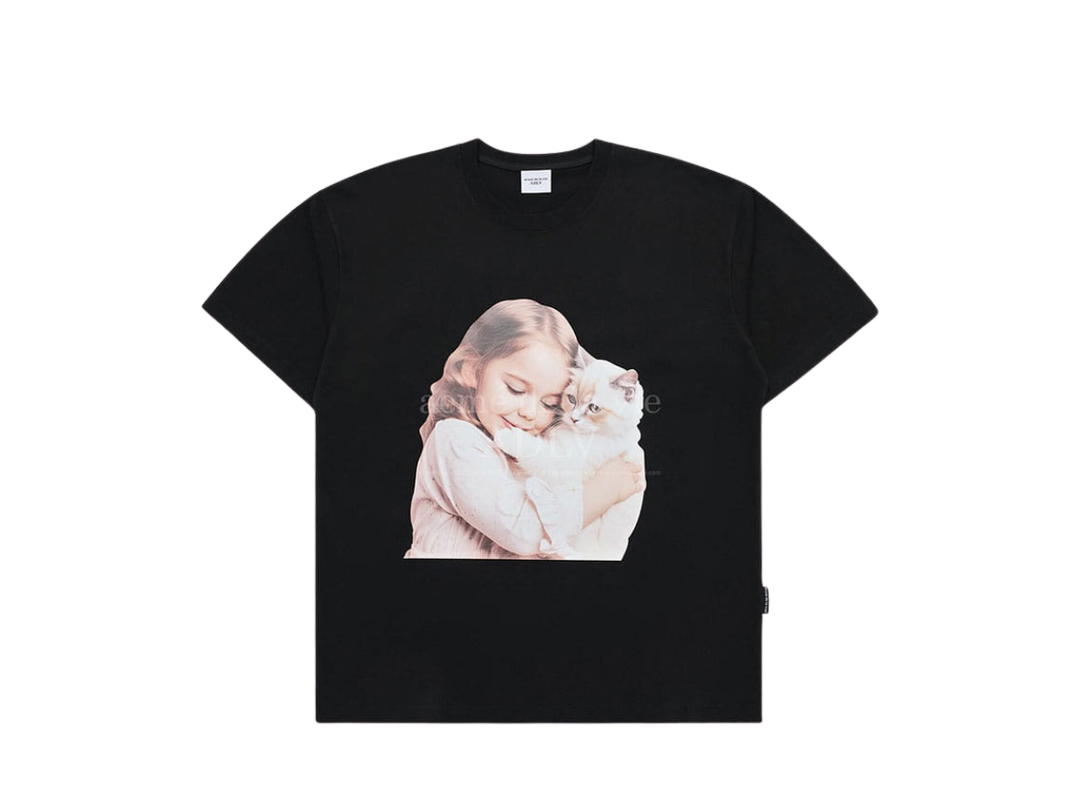 acmé de la vie acmé de la vie Baby Face Cat Hug Girl Short Sleeve T-shir Black