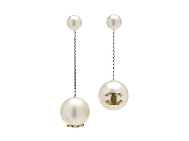 Chanel Chanel Pearl CC Chain Drop Earrings In Metal With Gold Hardware White - view 1
