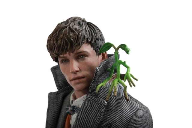 Hot Toys FANTASTIC BEASTS: THE CRIMES OF GRINDELWALD - NEWT SCAMANDER - view 2