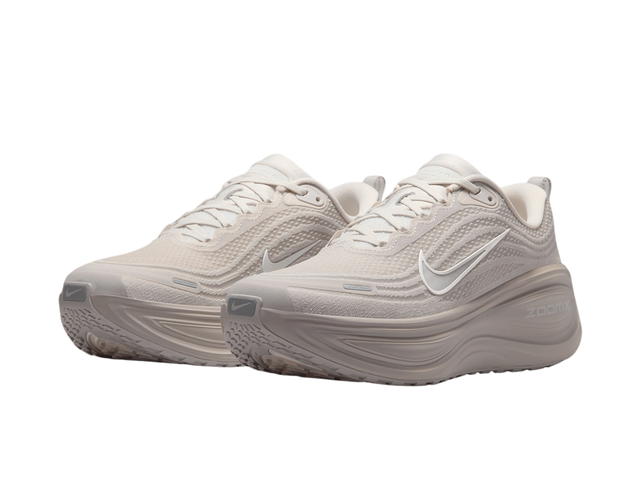 Nike Nike Vomero Plus Light Bone Light Iron Ore Metallic Silver Phantom - view 3