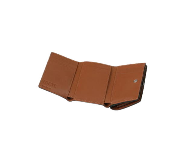 Loewe Loewe Anagram Trifold Wallet In Pebble Grain Calfskin Tan - view 2