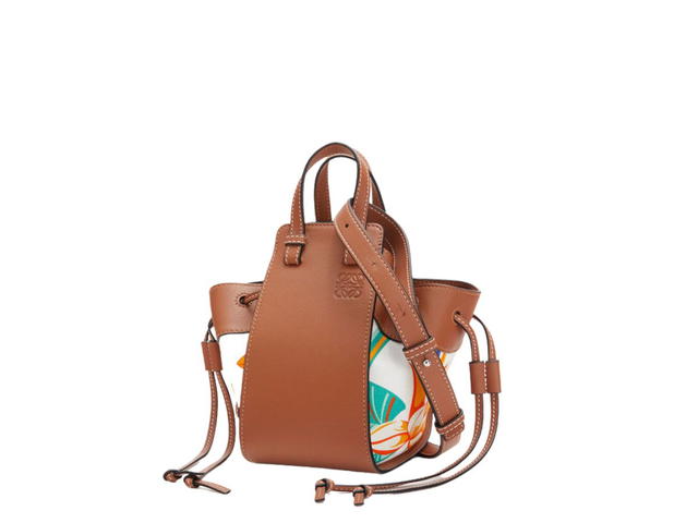 Loewe Loewe Mini Hammock Drawstring In Classic Calfskin And Water Lily Print Canvas Tan - view 2