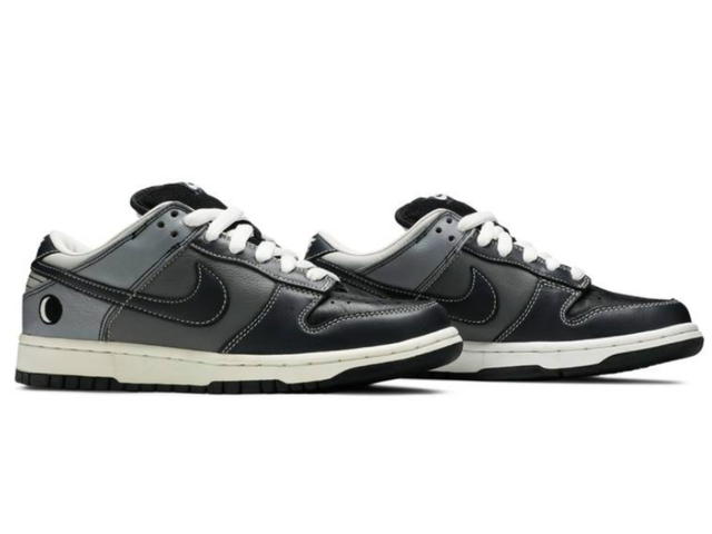 Nike Nike SB Dunk Low Lunar Eclipse (East) - view 3