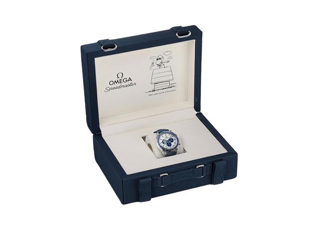 Omega Omega Speedmaster Co-Axial Master Chronometer Chronograph 42 MM Silver Snoopy Award - view 3