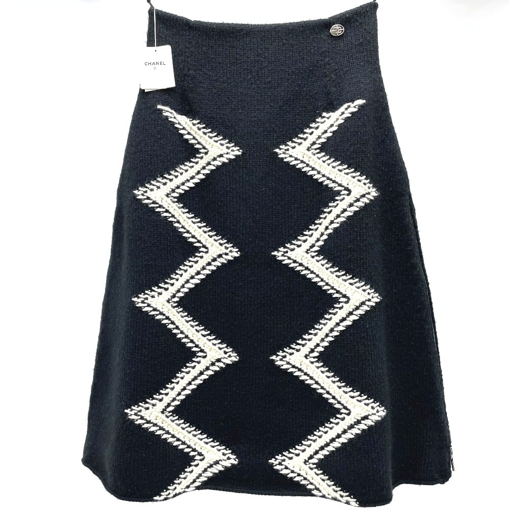 Chanel UNUSED CHANEL 16K Side Zipper Skirt Black/White Size34